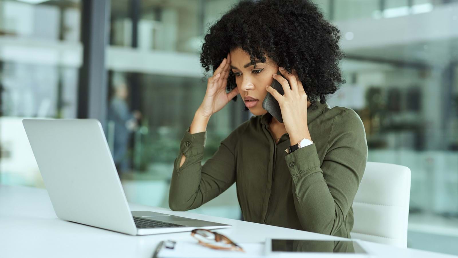A woman looking stressed on the phone