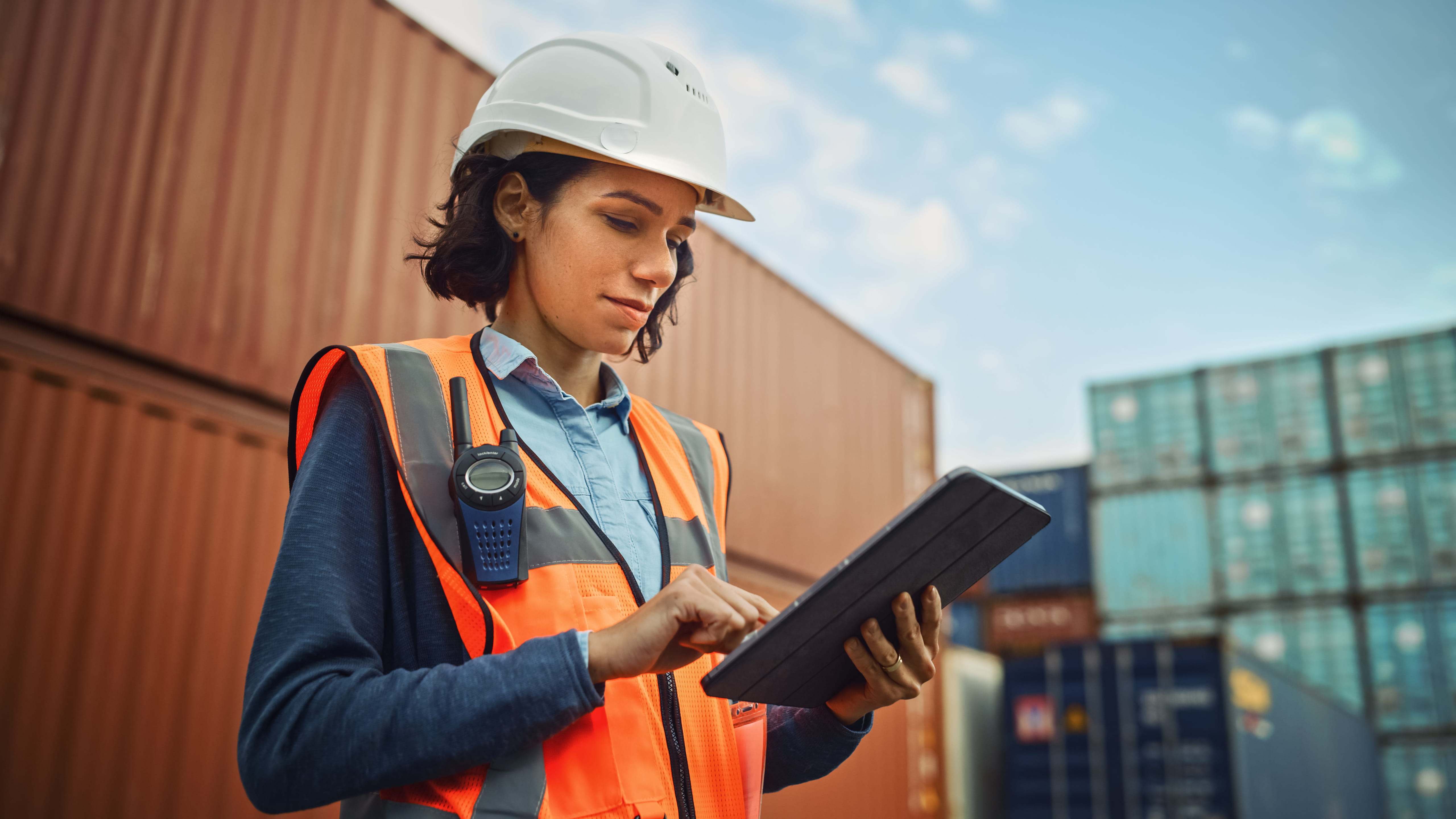 How Manufacturers Deliver SOPs, Safety Alerts, and Shift Briefings to Every Worker