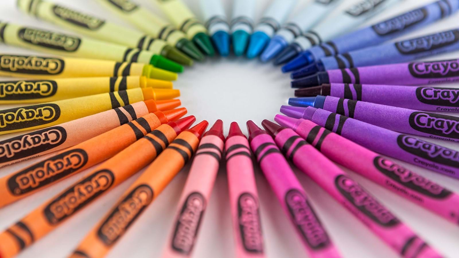 Crayola colouring pens in a circle 