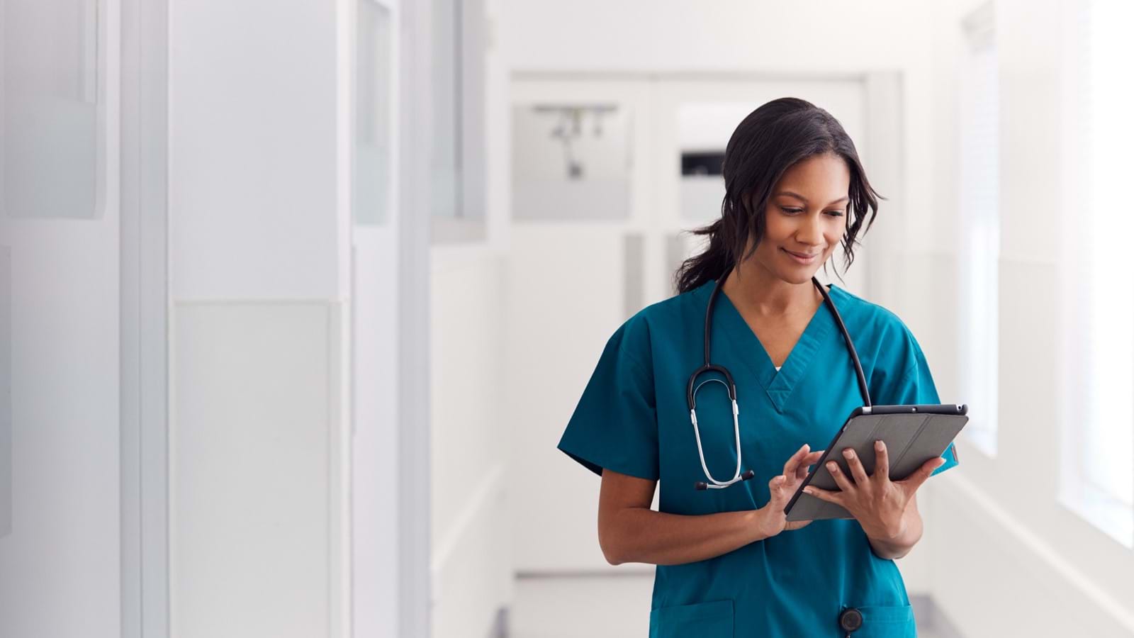 Doctors use digital workplace to discuss with staff